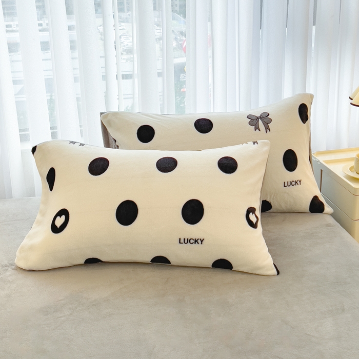 91家纺网 家纺一手货源 找家纺 印季家纺 2025新款加厚印花保暖牛奶绒四件套 点点幸运-黑