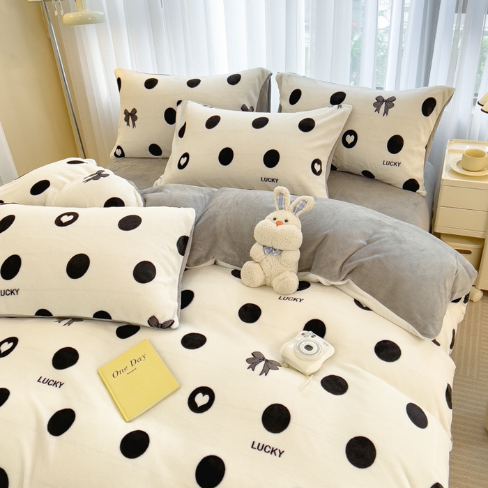 91家纺网 家纺一手货源 找家纺 印季家纺 2025新款加厚印花保暖牛奶绒四件套 点点幸运-黑