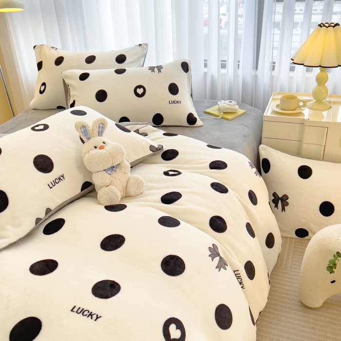 91家纺网 家纺一手货源 找家纺 印季家纺 2025新款加厚印花保暖牛奶绒四件套 点点幸运-黑