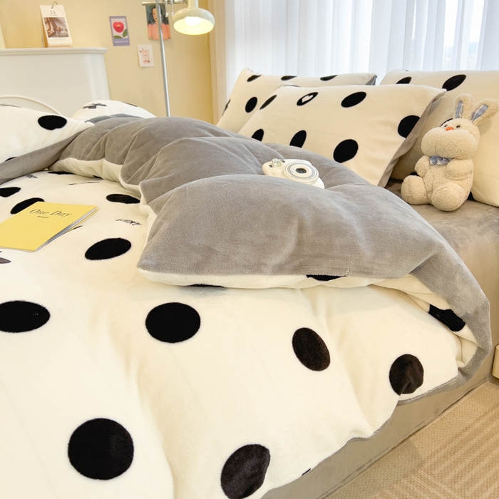 91家纺网 家纺一手货源 找家纺 印季家纺 2025新款加厚印花保暖牛奶绒四件套 点点幸运-黑