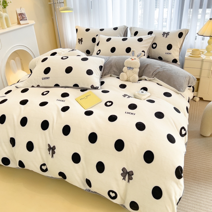 91家纺网 家纺一手货源 找家纺 印季家纺 2025新款加厚印花保暖牛奶绒四件套 点点幸运-黑