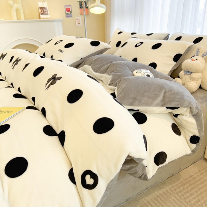 91家纺网 家纺一手货源 找家纺 印季家纺 2025新款加厚印花保暖牛奶绒四件套 点点幸运-黑