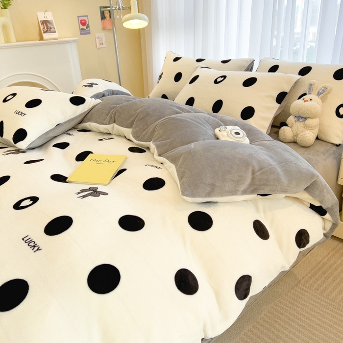 91家纺网 家纺一手货源 找家纺 印季家纺 2025新款加厚印花保暖牛奶绒四件套 点点幸运-黑