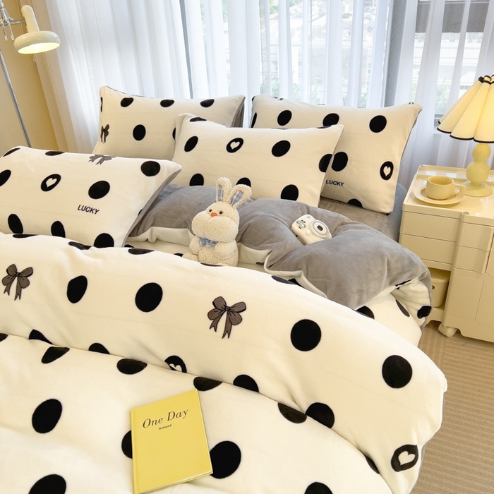 91家纺网 家纺一手货源 找家纺 印季家纺 2025新款加厚印花保暖牛奶绒四件套 点点幸运-黑