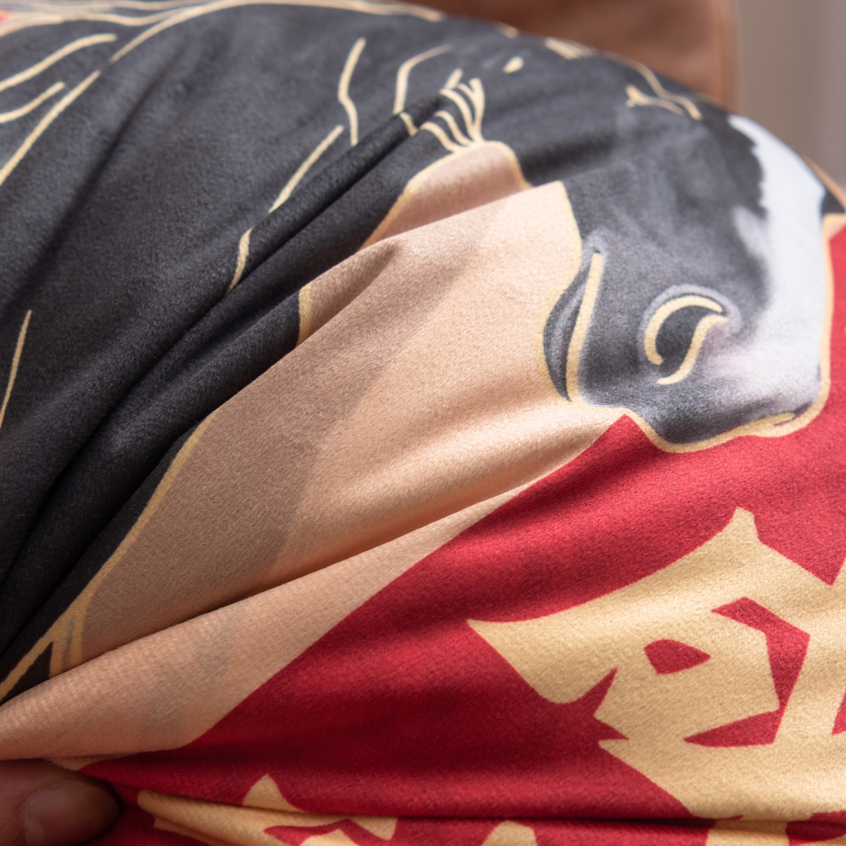 91家纺网 家纺一手货源 找家纺 博笔熊家纺 2025新款马年荷兰绒抱枕 马到成功