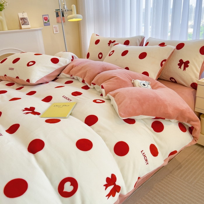 91家纺网 家纺一手货源 找家纺 印季家纺 2025新款加厚印花保暖牛奶绒四件套 点点幸运-红