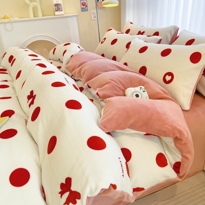 91家纺网 家纺一手货源 找家纺 印季家纺 2025新款加厚印花保暖牛奶绒四件套 点点幸运-红
