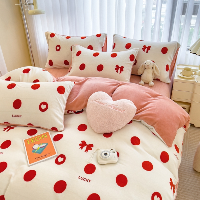 91家纺网 家纺一手货源 找家纺 印季家纺 2025新款加厚印花保暖牛奶绒四件套 点点幸运-红