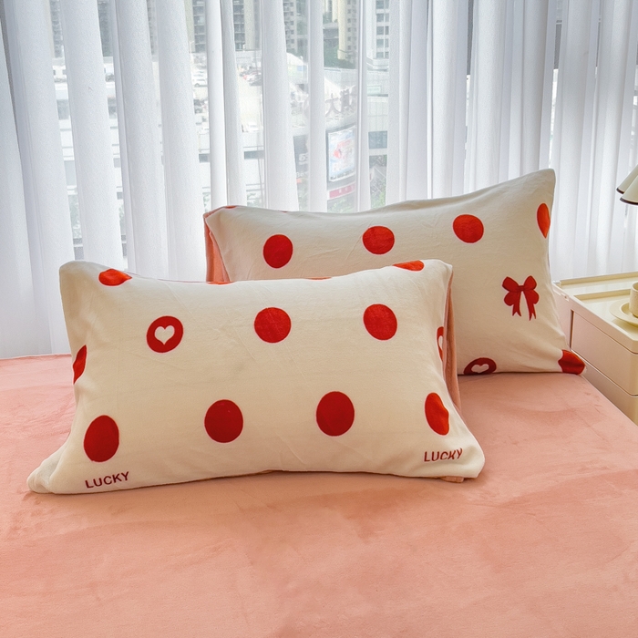 91家纺网 家纺一手货源 找家纺 印季家纺 2025新款加厚印花保暖牛奶绒四件套 点点幸运-红