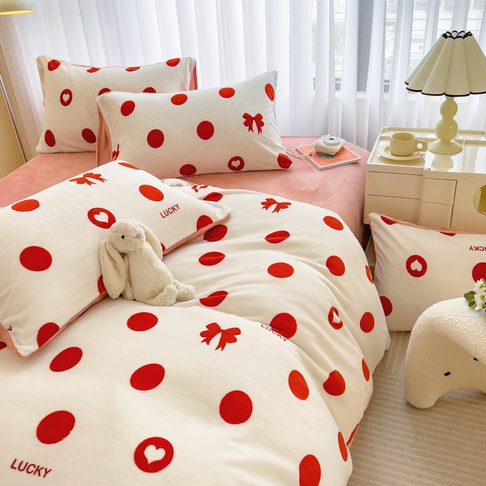 91家纺网 家纺一手货源 找家纺 印季家纺 2025新款加厚印花保暖牛奶绒四件套 点点幸运-红