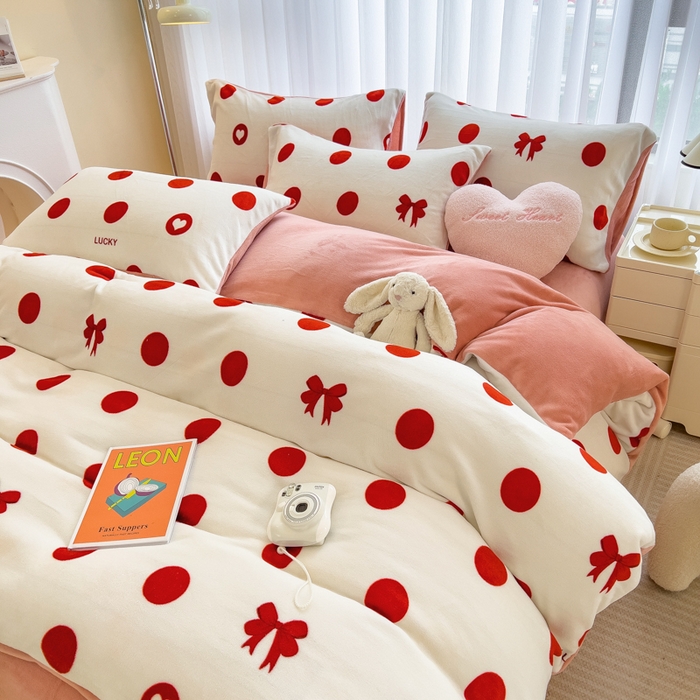 91家纺网 家纺一手货源 找家纺 印季家纺 2025新款加厚印花保暖牛奶绒四件套 点点幸运-红