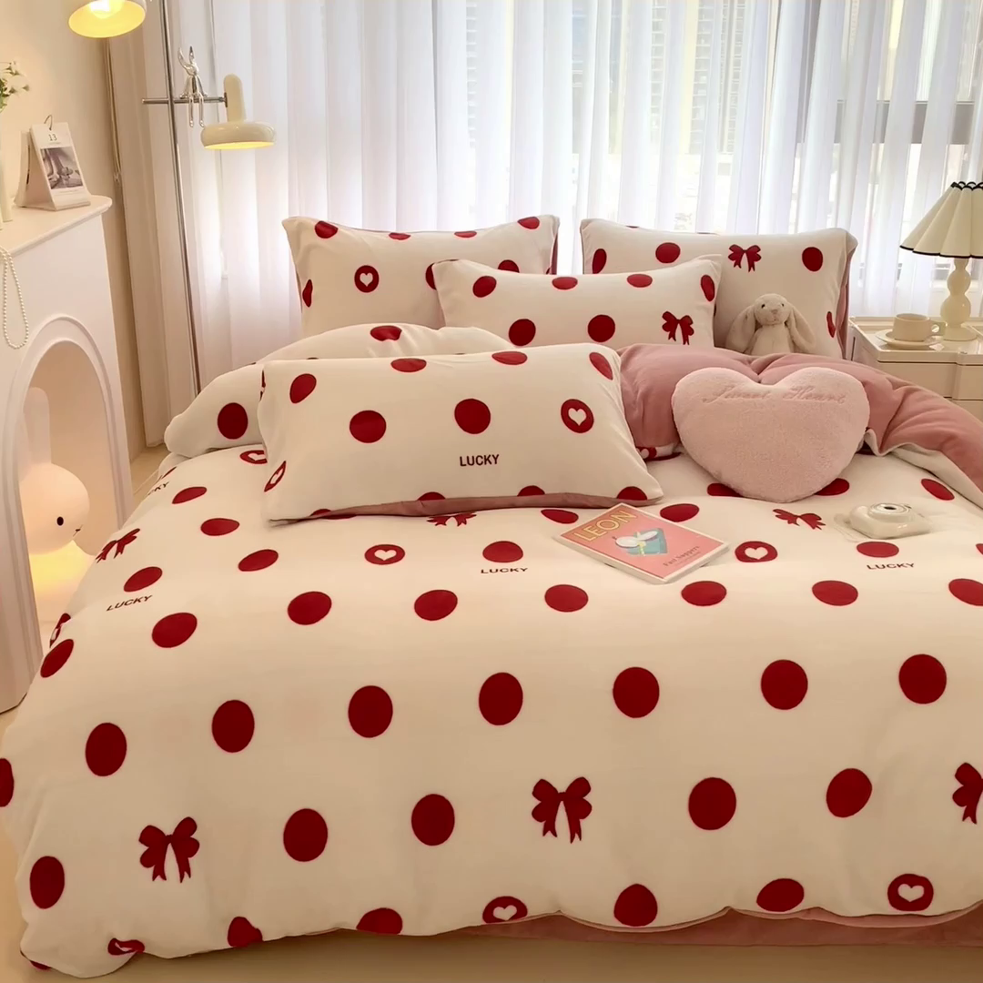 91家纺网 家纺一手货源 找家纺 印季家纺 2025新款加厚印花保暖牛奶绒四件套 点点幸运-红