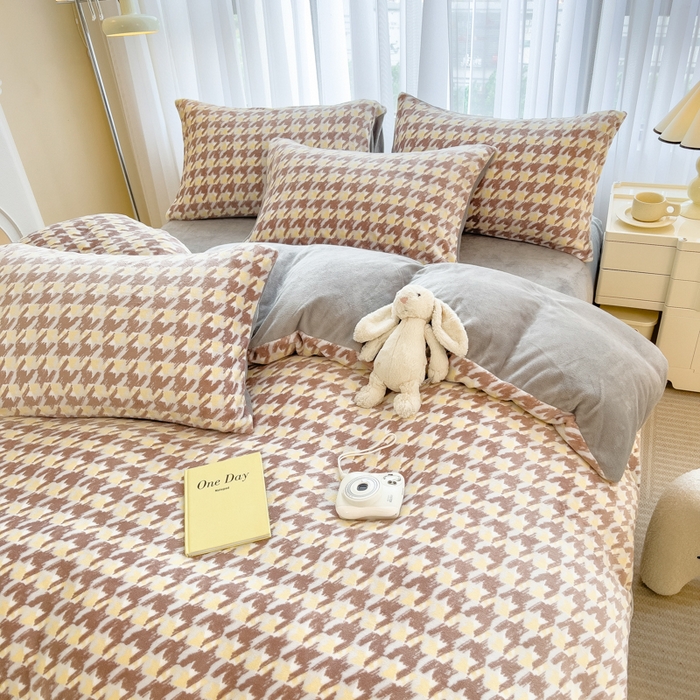 91家纺网 家纺一手货源 找家纺 印季家纺 2025新款加厚印花保暖牛奶绒四件套 格调-咖