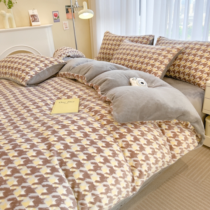 91家纺网 家纺一手货源 找家纺 印季家纺 2025新款加厚印花保暖牛奶绒四件套 格调-咖