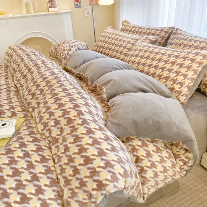 91家纺网 家纺一手货源 找家纺 印季家纺 2025新款加厚印花保暖牛奶绒四件套 格调-咖