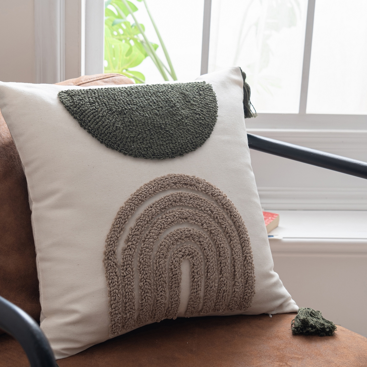 91家纺网 家纺一手货源 找家纺 博笔熊家纺 2025新款北欧绣花流苏抱枕 绿