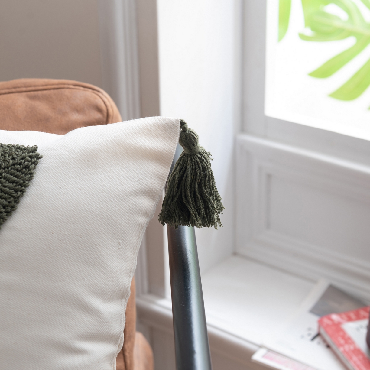 91家纺网 家纺一手货源 找家纺 博笔熊家纺 2025新款北欧绣花流苏抱枕 绿