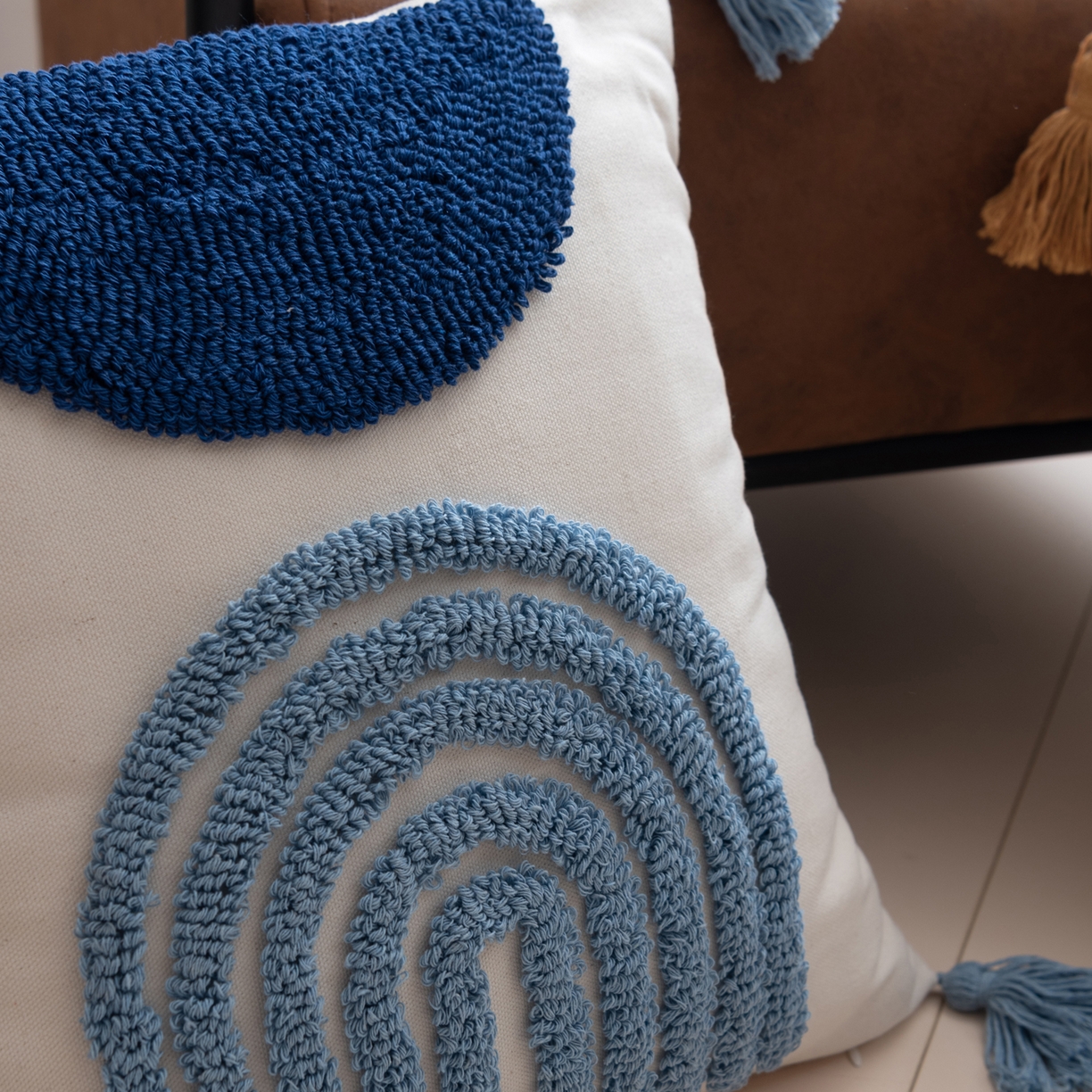 91家纺网 家纺一手货源 找家纺 博笔熊家纺 2025新款北欧绣花流苏抱枕 蓝