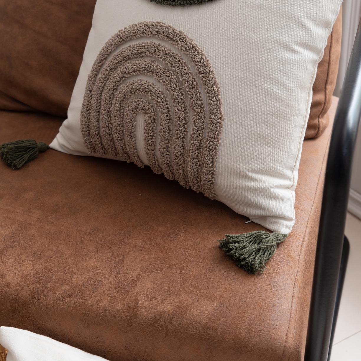 91家纺网 家纺一手货源 找家纺 博笔熊家纺 2025新款北欧绣花流苏抱枕 绿