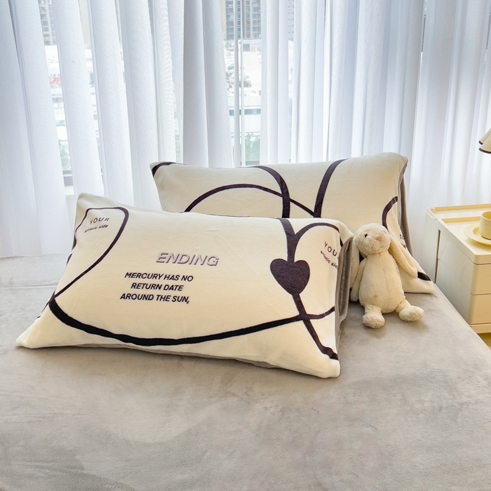 91家纺网 家纺一手货源 找家纺 印季家纺 2025新款加厚印花保暖牛奶绒四件套 绘心-米