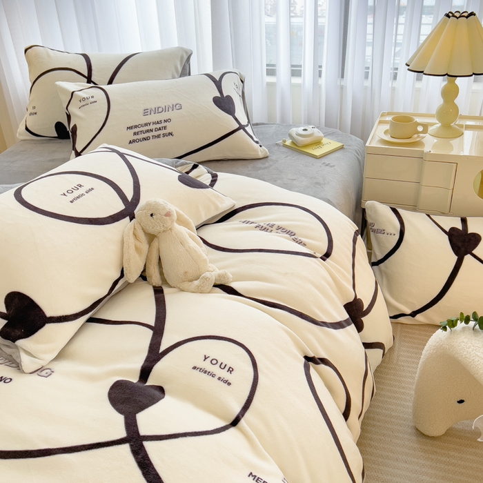 91家纺网 家纺一手货源 找家纺 印季家纺 2025新款加厚印花保暖牛奶绒四件套 绘心-米