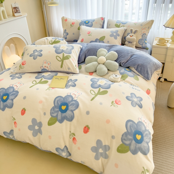 91家纺网 家纺一手货源 找家纺 印季家纺 2025新款加厚印花保暖牛奶绒四件套 蓝莓汽水