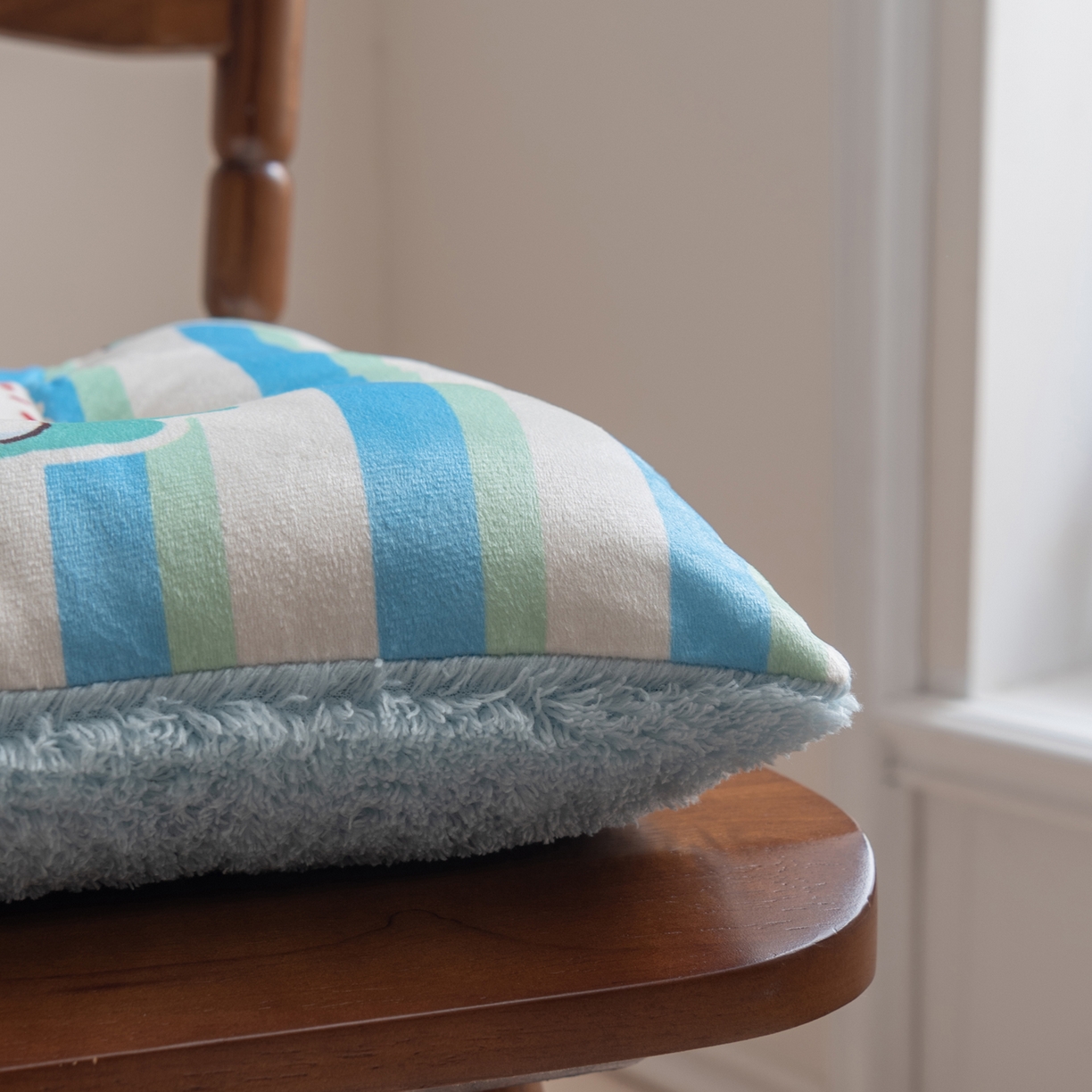 91家纺网 家纺一手货源 找家纺 博笔熊家纺 2025新款双面卡通坐垫 围脖西高地