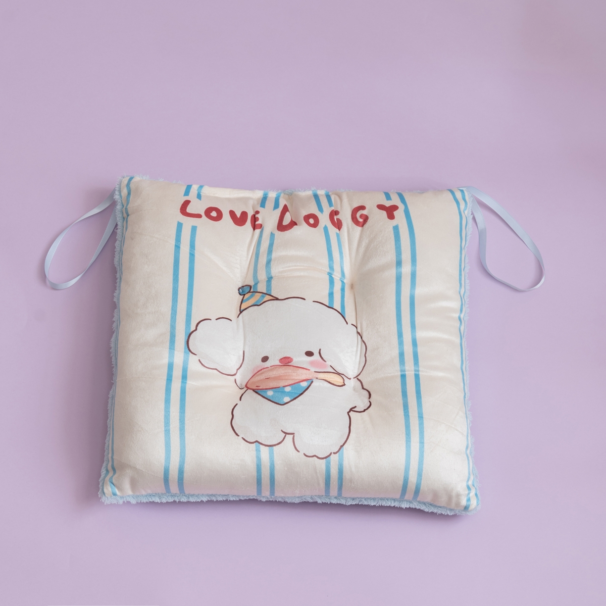 91家纺网 家纺一手货源 找家纺 博笔熊家纺 2025新款双面卡通坐垫 条纹西高地