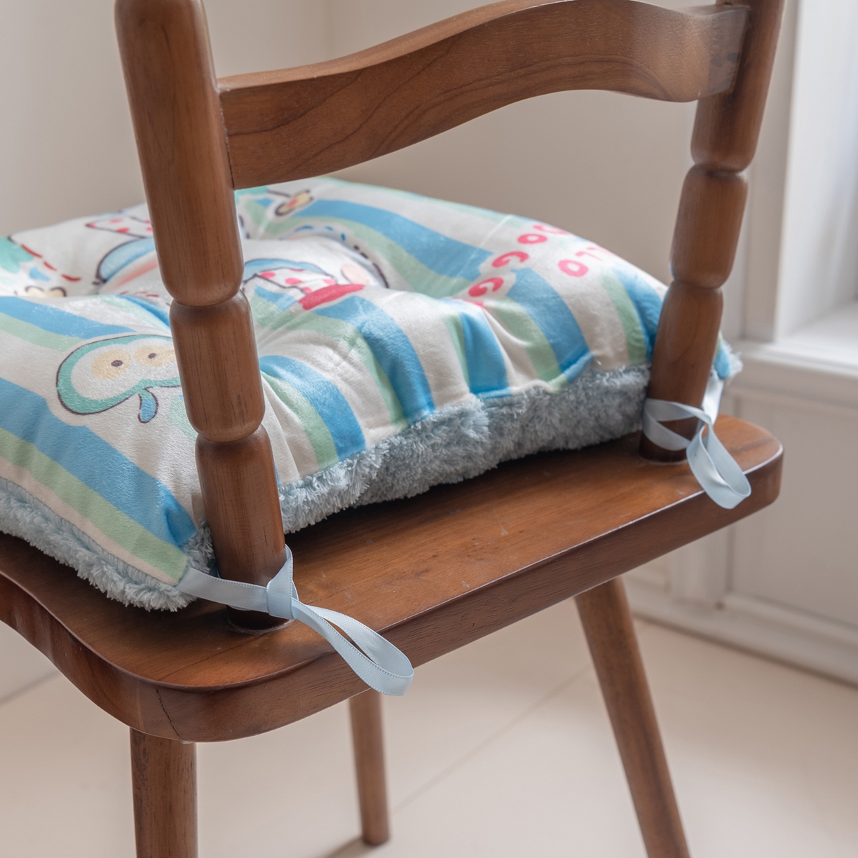 91家纺网 家纺一手货源 找家纺 博笔熊家纺 2025新款双面卡通坐垫 围脖西高地