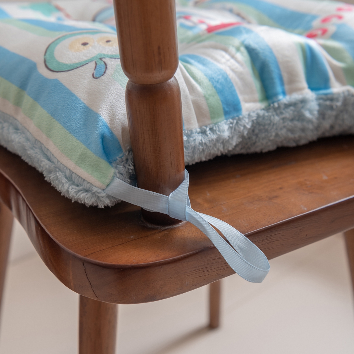 91家纺网 家纺一手货源 找家纺 博笔熊家纺 2025新款双面卡通坐垫 围脖西高地