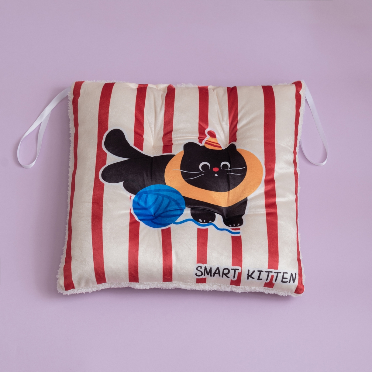 91家纺网 家纺一手货源 找家纺 博笔熊家纺 2025新款双面卡通坐垫 小黑毛线团