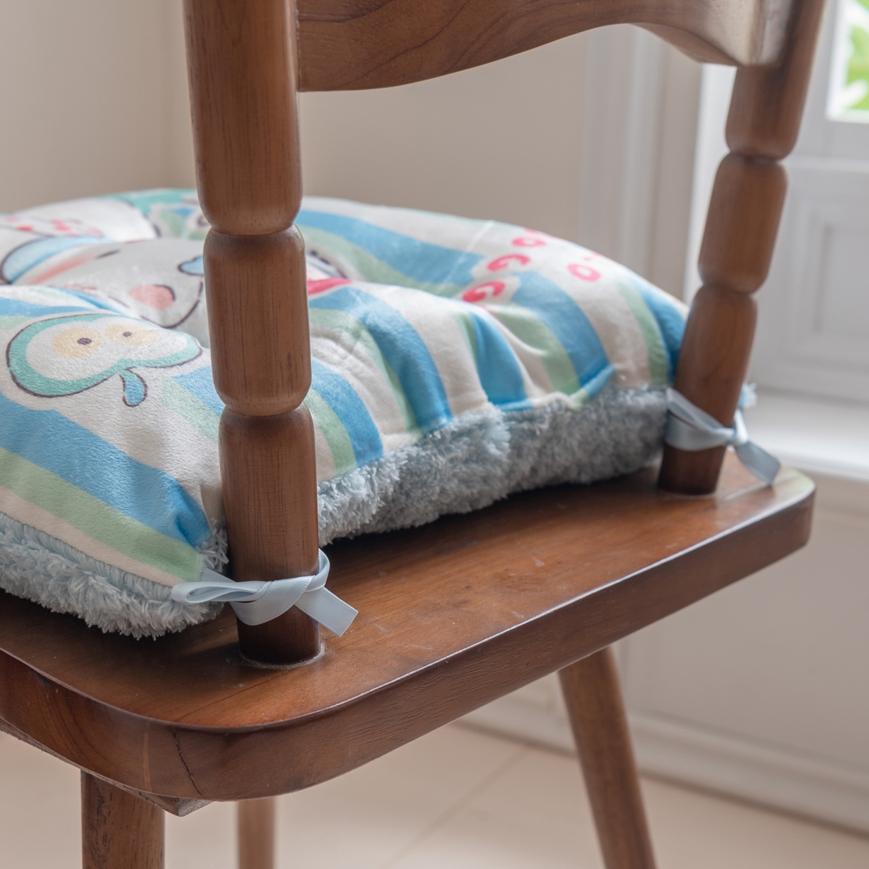 91家纺网 家纺一手货源 找家纺 博笔熊家纺 2025新款双面卡通坐垫 围脖西高地