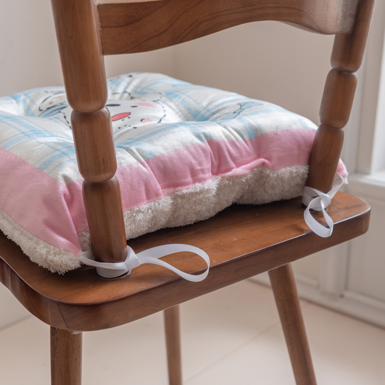 91家纺网 家纺一手货源 找家纺 博笔熊家纺 2025新款双面卡通坐垫 格子西高地