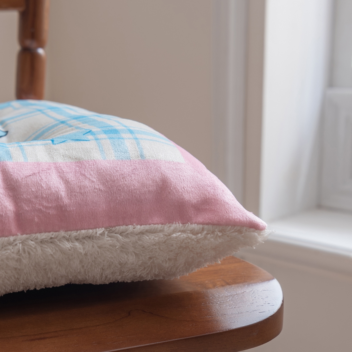 91家纺网 家纺一手货源 找家纺 博笔熊家纺 2025新款双面卡通坐垫 格子西高地