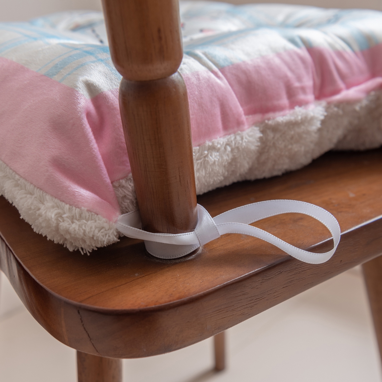 91家纺网 家纺一手货源 找家纺 博笔熊家纺 2025新款双面卡通坐垫 格子西高地