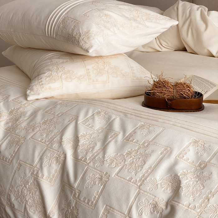 91家纺网 家纺一手货源 找家纺 （总）佳汐蓝家纺 2025新款230g婴肤绒刺绣四件套-目光(卷后不低于318元)