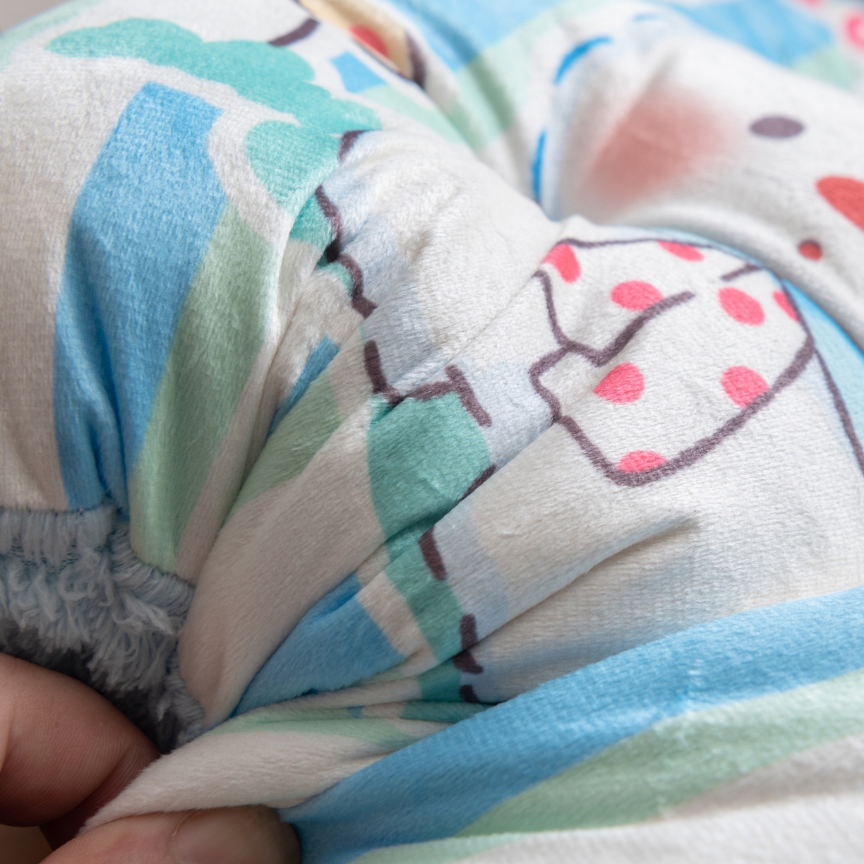 91家纺网 家纺一手货源 找家纺 博笔熊家纺 2025新款双面卡通坐垫 围脖西高地