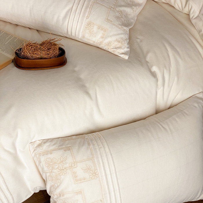 91家纺网 家纺一手货源 找家纺 （总）佳汐蓝家纺 2025新款230g婴肤绒刺绣四件套-目光(卷后不低于318元)