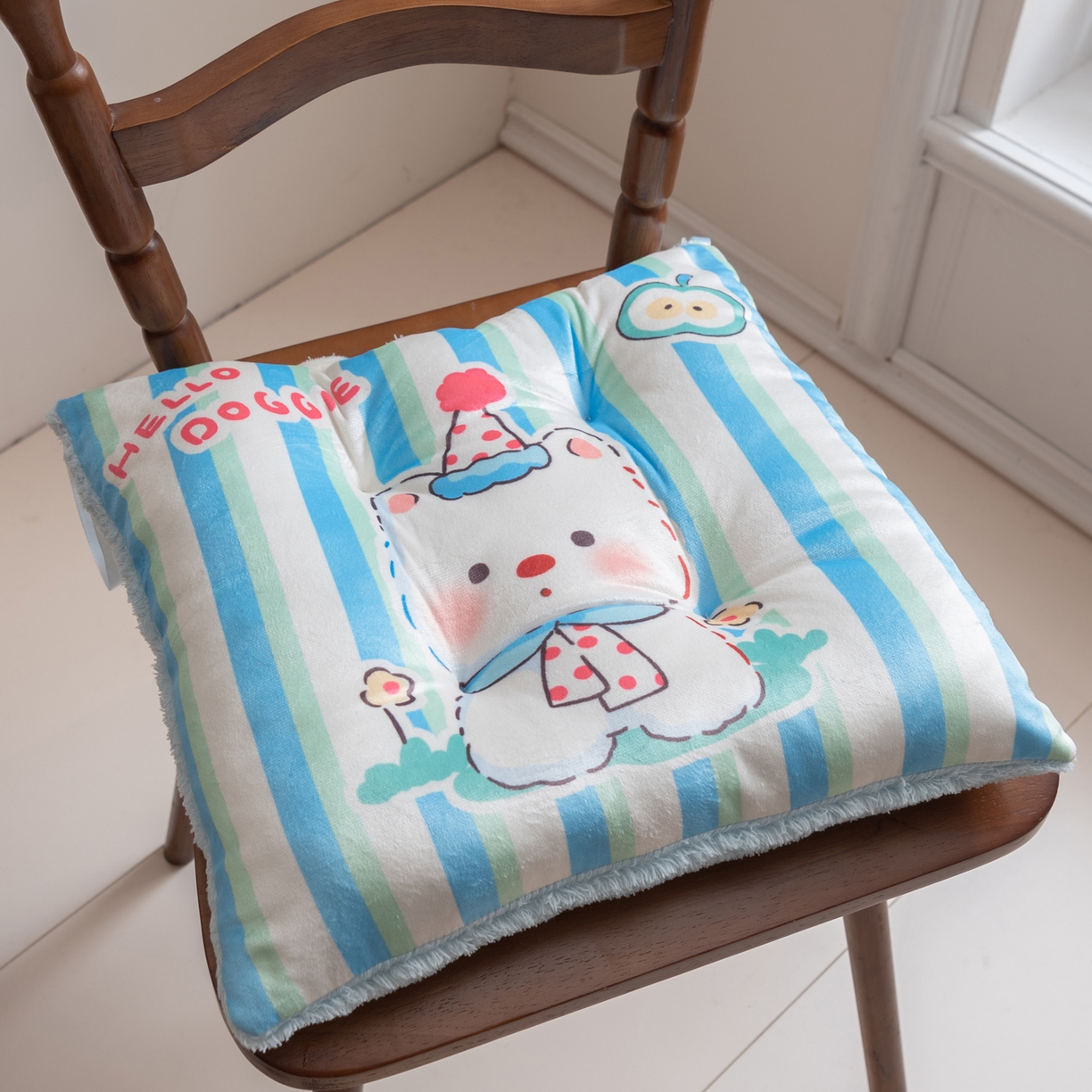 91家纺网 家纺一手货源 找家纺 博笔熊家纺 2025新款双面卡通坐垫 围脖西高地