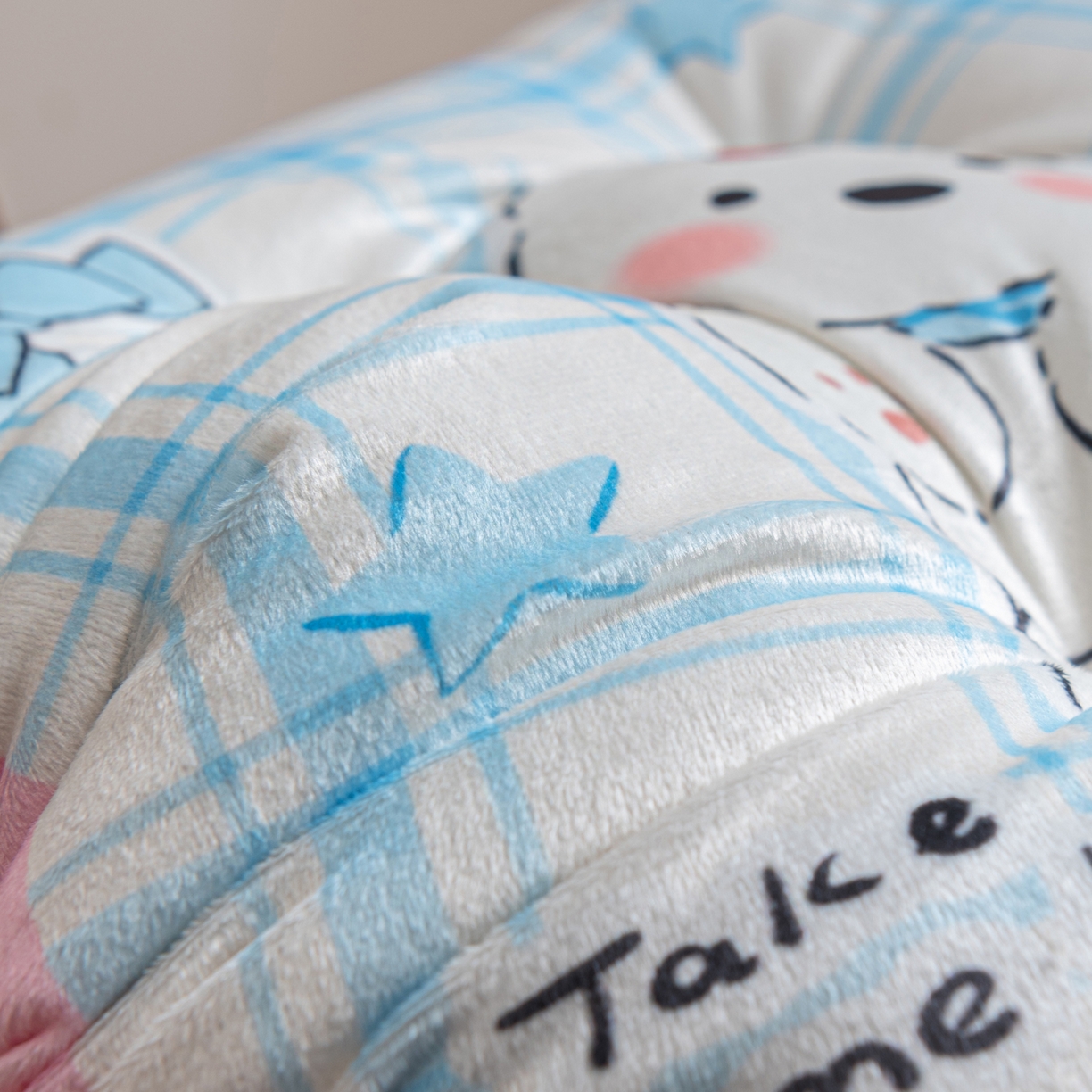 91家纺网 家纺一手货源 找家纺 博笔熊家纺 2025新款双面卡通坐垫 格子西高地