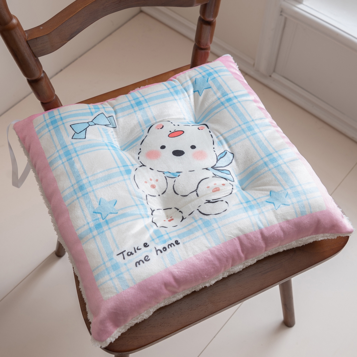 91家纺网 家纺一手货源 找家纺 博笔熊家纺 2025新款双面卡通坐垫 格子西高地