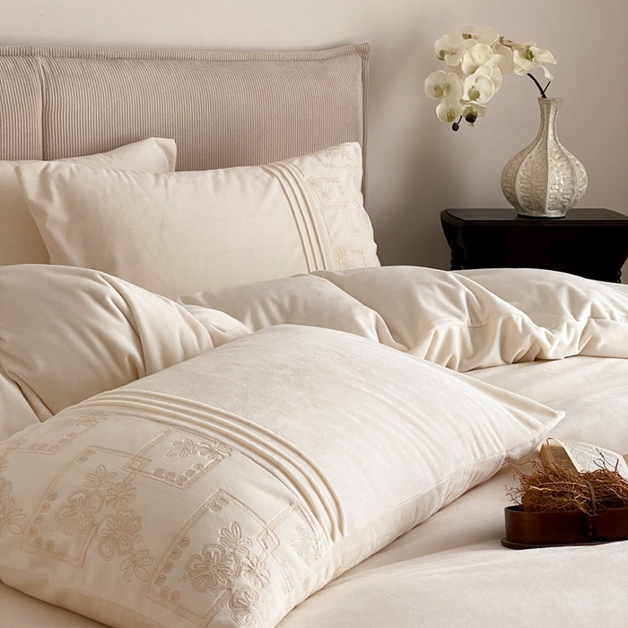 91家纺网 家纺一手货源 找家纺 （总）佳汐蓝家纺 2025新款230g婴肤绒刺绣四件套-目光(卷后不低于318元)