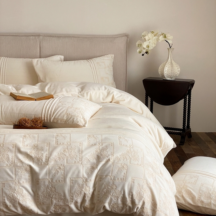 91家纺网 家纺一手货源 找家纺 佳汐蓝家纺 2025新款230g婴肤绒刺绣四件套-目光(卷后不低于318元) 目光-白色