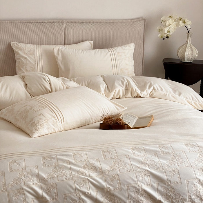 91家纺网 家纺一手货源 找家纺 佳汐蓝家纺 2025新款230g婴肤绒刺绣四件套-目光(卷后不低于318元) 目光-白色