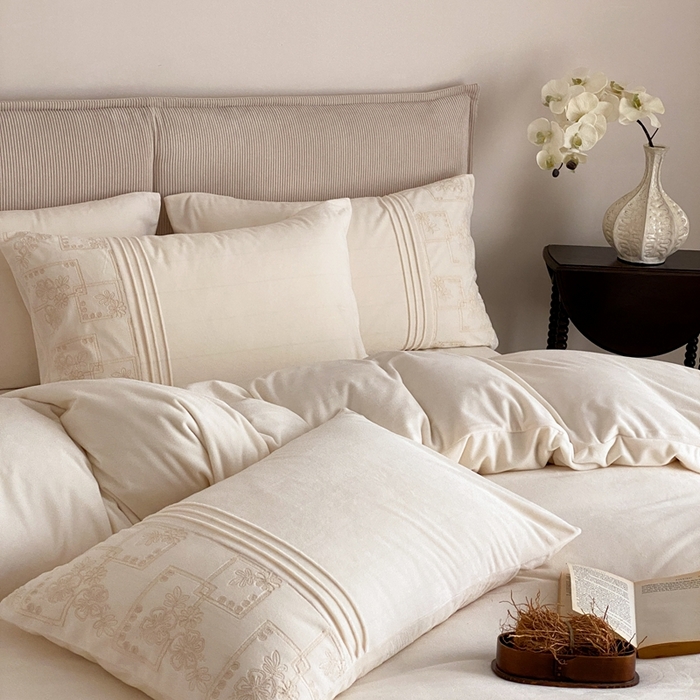 91家纺网 家纺一手货源 找家纺 佳汐蓝家纺 2025新款230g婴肤绒刺绣四件套-目光(卷后不低于318元) 目光-白色