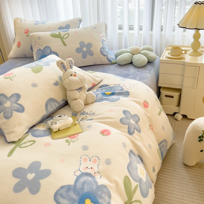 91家纺网 家纺一手货源 找家纺 印季家纺 2025新款加厚印花保暖牛奶绒四件套 蓝莓汽水