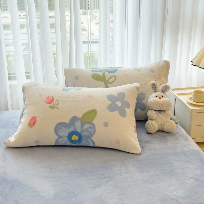 91家纺网 家纺一手货源 找家纺 印季家纺 2025新款加厚印花保暖牛奶绒四件套 蓝莓汽水