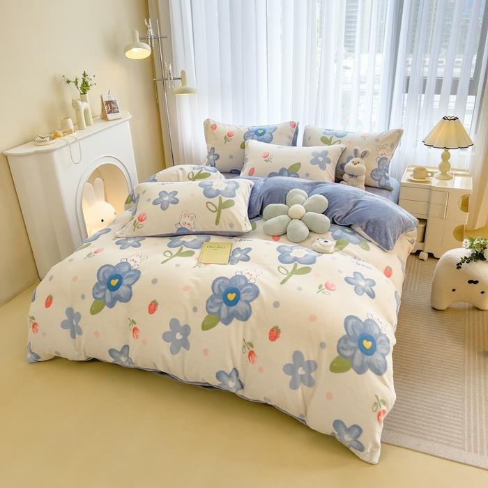 91家纺网 家纺一手货源 找家纺 印季家纺 2025新款加厚印花保暖牛奶绒四件套 蓝莓汽水