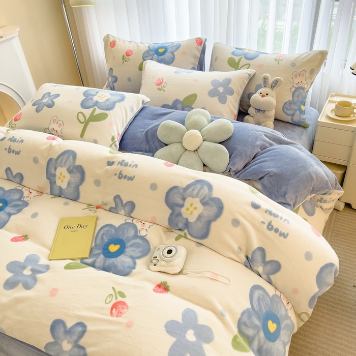 91家纺网 家纺一手货源 找家纺 印季家纺 2025新款加厚印花保暖牛奶绒四件套 蓝莓汽水