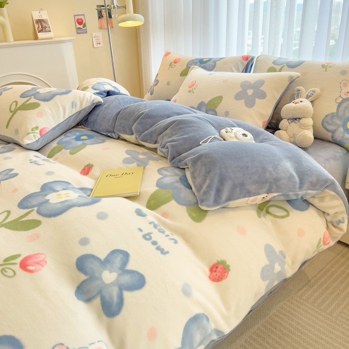 91家纺网 家纺一手货源 找家纺 印季家纺 2025新款加厚印花保暖牛奶绒四件套 蓝莓汽水